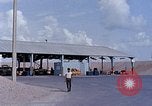 Standbild Thailändische Arbeiter verwendet Schraubenschlüssel an der Bombe fuze Brunnen U-Tapao Royal Thai Air Force Base Thailand, 1969, aus Sekunde 43 historischem Filmmaterial Videoclip 65675039077