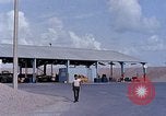 Standbild Thailändische Arbeiter verwendet Schraubenschlüssel an der Bombe fuze Brunnen U-Tapao Royal Thai Air Force Base Thailand, 1969, aus Sekunde 44 historischem Filmmaterial Videoclip 65675039077