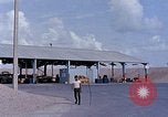 Standbild Thailändische Arbeiter verwendet Schraubenschlüssel an der Bombe fuze Brunnen U-Tapao Royal Thai Air Force Base Thailand, 1969, aus Sekunde 45 historischem Filmmaterial Videoclip 65675039077