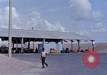 Standbild Thailändische Arbeiter verwendet Schraubenschlüssel an der Bombe fuze Brunnen U-Tapao Royal Thai Air Force Base Thailand, 1969, aus Sekunde 46 historischem Filmmaterial Videoclip 65675039077