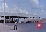 Standbild Thailändische Arbeiter verwendet Schraubenschlüssel an der Bombe fuze Brunnen U-Tapao Royal Thai Air Force Base Thailand, 1969, aus Sekunde 47 historischem Filmmaterial Videoclip 65675039077