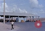 Standbild Thailändische Arbeiter verwendet Schraubenschlüssel an der Bombe fuze Brunnen U-Tapao Royal Thai Air Force Base Thailand, 1969, aus Sekunde 48 historischem Filmmaterial Videoclip 65675039077