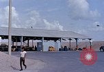 Standbild Thailändische Arbeiter verwendet Schraubenschlüssel an der Bombe fuze Brunnen U-Tapao Royal Thai Air Force Base Thailand, 1969, aus Sekunde 49 historischem Filmmaterial Videoclip 65675039077