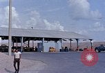 Standbild Thailändische Arbeiter verwendet Schraubenschlüssel an der Bombe fuze Brunnen U-Tapao Royal Thai Air Force Base Thailand, 1969, aus Sekunde 50 historischem Filmmaterial Videoclip 65675039077