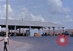 Standbild Thailändische Arbeiter verwendet Schraubenschlüssel an der Bombe fuze Brunnen U-Tapao Royal Thai Air Force Base Thailand, 1969, aus Sekunde 51 historischem Filmmaterial Videoclip 65675039077