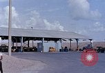 Standbild Thailändische Arbeiter verwendet Schraubenschlüssel an der Bombe fuze Brunnen U-Tapao Royal Thai Air Force Base Thailand, 1969, aus Sekunde 52 historischem Filmmaterial Videoclip 65675039077