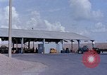 Standbild Thailändische Arbeiter verwendet Schraubenschlüssel an der Bombe fuze Brunnen U-Tapao Royal Thai Air Force Base Thailand, 1969, aus Sekunde 53 historischem Filmmaterial Videoclip 65675039077