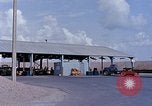 Standbild Thailändische Arbeiter verwendet Schraubenschlüssel an der Bombe fuze Brunnen U-Tapao Royal Thai Air Force Base Thailand, 1969, aus Sekunde 54 historischem Filmmaterial Videoclip 65675039077