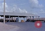 Standbild Thailändische Arbeiter verwendet Schraubenschlüssel an der Bombe fuze Brunnen U-Tapao Royal Thai Air Force Base Thailand, 1969, aus Sekunde 57 historischem Filmmaterial Videoclip 65675039077
