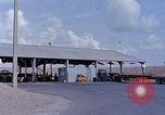 Standbild Thailändische Arbeiter verwendet Schraubenschlüssel an der Bombe fuze Brunnen U-Tapao Royal Thai Air Force Base Thailand, 1969, aus Sekunde 58 historischem Filmmaterial Videoclip 65675039077
