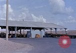 Standbild Thailändische Arbeiter verwendet Schraubenschlüssel an der Bombe fuze Brunnen U-Tapao Royal Thai Air Force Base Thailand, 1969, aus Sekunde 59 historischem Filmmaterial Videoclip 65675039077