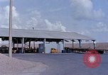 Standbild Thailändische Arbeiter verwendet Schraubenschlüssel an der Bombe fuze Brunnen U-Tapao Royal Thai Air Force Base Thailand, 1969, aus Sekunde 61 historischem Filmmaterial Videoclip 65675039077