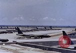 Immagine di B-62 bombardieri in revetments U Tapao-Royal Thai Air Force Base della Thailandia, 1969, secondo 28 filmato di repertorio 65675039086