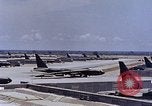 Immagine di B-62 bombardieri in revetments U Tapao-Royal Thai Air Force Base della Thailandia, 1969, secondo 30 filmato di repertorio 65675039086