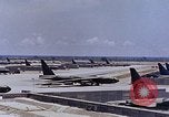 Immagine di B-62 bombardieri in revetments U Tapao-Royal Thai Air Force Base della Thailandia, 1969, secondo 31 filmato di repertorio 65675039086