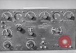 Immagine di Signal Corps Radio 694 SCR United States USA, 1944, secondo 56 filmato di repertorio 65675039093