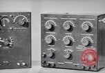Immagine di Signal Corps Radio 694 SCR United States USA, 1944, secondo 60 filmato di repertorio 65675039093