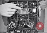 Immagine di Signal Corps Radio 694 SCR United States USA, 1944, secondo 9 filmato di repertorio 65675039095