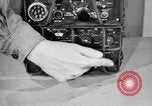 Immagine di Signal Corps Radio 694 SCR United States USA, 1944, secondo 13 filmato di repertorio 65675039095