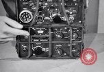 Immagine di Signal Corps Radio 694 SCR United States USA, 1944, secondo 16 filmato di repertorio 65675039095