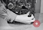 Immagine di Signal Corps Radio 694 SCR United States USA, 1944, secondo 26 filmato di repertorio 65675039095