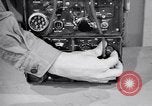 Immagine di Signal Corps Radio 694 SCR United States USA, 1944, secondo 28 filmato di repertorio 65675039095