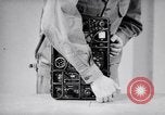 Immagine di Signal Corps Radio 694 SCR United States USA, 1944, secondo 46 filmato di repertorio 65675039095