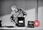 Immagine di Signal Corps Radio 694 SCR United States USA, 1944, secondo 9 filmato di repertorio 65675039096