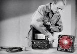 Immagine di Signal Corps Radio 694 SCR United States USA, 1944, secondo 13 filmato di repertorio 65675039096