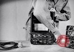 Immagine di Signal Corps Radio 694 SCR United States USA, 1944, secondo 15 filmato di repertorio 65675039096