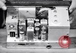 Immagine di Signal Corps Radio 694 SCR United States USA, 1944, secondo 27 filmato di repertorio 65675039096