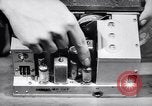 Immagine di Signal Corps Radio 694 SCR United States USA, 1944, secondo 29 filmato di repertorio 65675039096