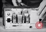 Immagine di Signal Corps Radio 694 SCR United States USA, 1944, secondo 34 filmato di repertorio 65675039096