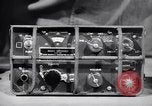 Immagine di Signal Corps Radio 694 SCR United States USA, 1944, secondo 46 filmato di repertorio 65675039096