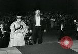 Immagine di Queen Elizabeth Canberra, Australia, 1963, secondo 30 filmato di repertorio 65675039102