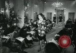 Image défilé de modèle London England Royaume-Uni, 1963, de la seconde 19 séquences d'archives historiques vidéo 65675039104