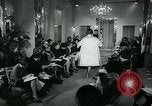 Image défilé de modèle London England Royaume-Uni, 1963, de la seconde 23 séquences d'archives historiques vidéo 65675039104