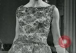 Image défilé de modèle London England Royaume-Uni, 1963, de la seconde 26 séquences d'archives historiques vidéo 65675039104