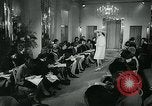 Image défilé de modèle London England Royaume-Uni, 1963, de la seconde 31 séquences d'archives historiques vidéo 65675039104