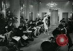 Image défilé de modèle London England Royaume-Uni, 1963, de la seconde 32 séquences d'archives historiques vidéo 65675039104