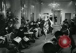 Image défilé de modèle London England Royaume-Uni, 1963, de la seconde 33 séquences d'archives historiques vidéo 65675039104