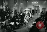 Image défilé de modèle London England Royaume-Uni, 1963, de la seconde 34 séquences d'archives historiques vidéo 65675039104