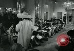 Image défilé de modèle London England Royaume-Uni, 1963, de la seconde 36 séquences d'archives historiques vidéo 65675039104
