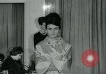 Image défilé de modèle London England Royaume-Uni, 1963, de la seconde 41 séquences d'archives historiques vidéo 65675039104