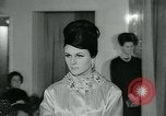 Image défilé de modèle London England Royaume-Uni, 1963, de la seconde 43 séquences d'archives historiques vidéo 65675039104
