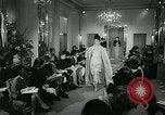 Image défilé de modèle London England Royaume-Uni, 1963, de la seconde 45 séquences d'archives historiques vidéo 65675039104