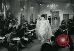 Image défilé de modèle London England Royaume-Uni, 1963, de la seconde 46 séquences d'archives historiques vidéo 65675039104