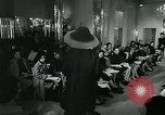 Image défilé de modèle London England Royaume-Uni, 1963, de la seconde 53 séquences d'archives historiques vidéo 65675039104