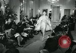 Image défilé de modèle London England Royaume-Uni, 1963, de la seconde 59 séquences d'archives historiques vidéo 65675039104