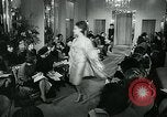 Image défilé de modèle London England Royaume-Uni, 1963, de la seconde 60 séquences d'archives historiques vidéo 65675039104